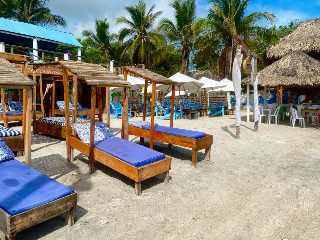 Camas de playa e instalaciones de Marasú Beach Club
